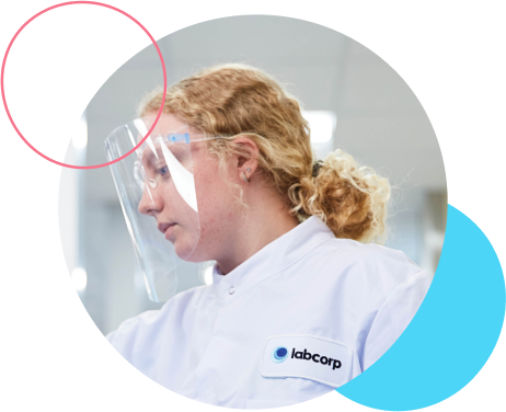 Empleado de Labcorp con protector facial